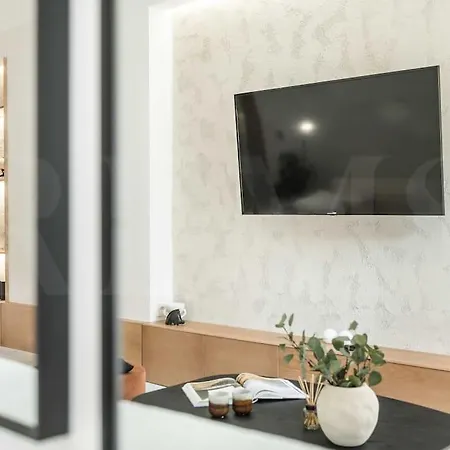 Sophisticated & Private Terrace - Center By Rems Apartment *